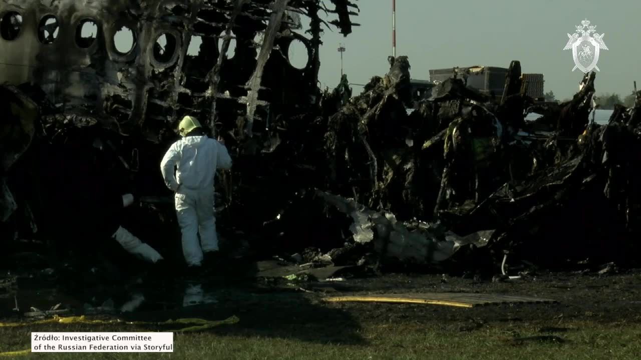 Rosyjscy śledczy rozpoczęli badania wraku samolotu, który spłonął na moskiewskim lotnisku