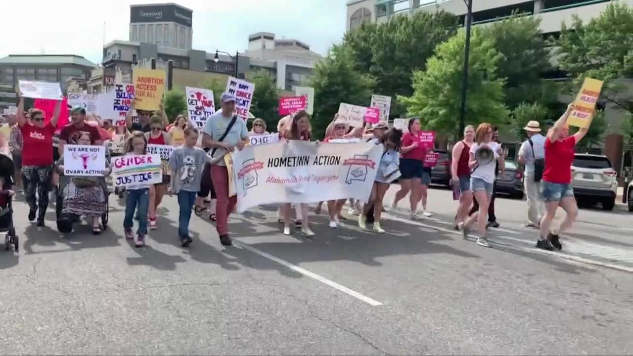 Mieszkańcy stanu Alabama protestują przeciwko stanowej ustawie niemal całkowicie zakazującej aborcji