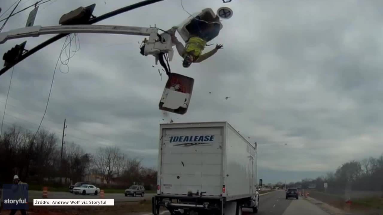 Pracownik na wysięgniku uderzony przez przejeżdżającą ciężarówkę. Nietypowy wypadek na autostradzie w Teksasie
