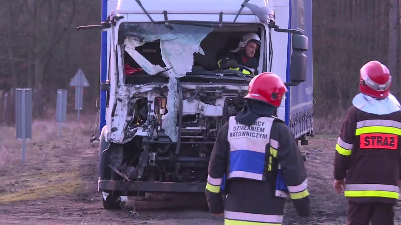 W Wielkopolsce samochód ciężarowy wjechał na przejeździe pod pociąg. Nikt poważnie nie ucierpiał