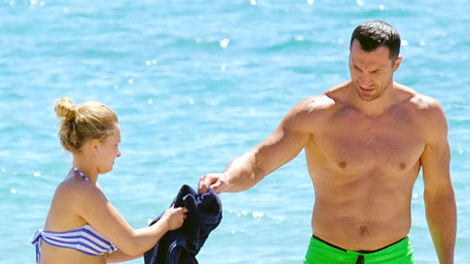 Witalij Kliczko i jego ciężarna ukochana Hayden Panettiere wypoczywają na plaży