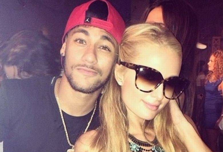 Paris Hilton imprezuje na Ibizie z Neymarem! To nie jedyny znany piłkarz, z którym zrobiła sobie zdjęcie
