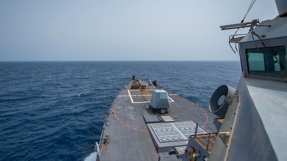 Amerykański okręt USS Bainbridge na wodach Zatoki Omańskiej