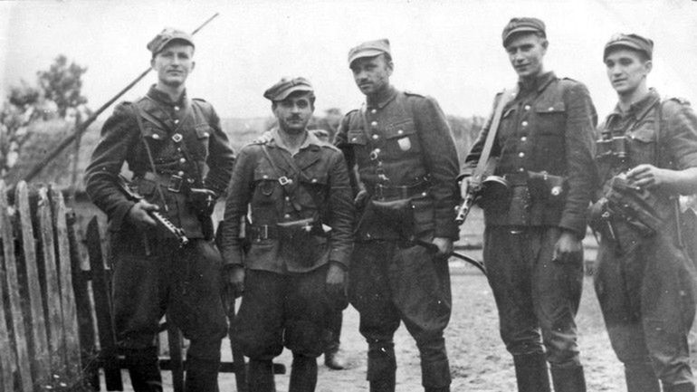 Żołnierze V Wileńskiej Brygady AK. Stoją od lewej: ppor. Henryk Wieliczko "Lufa", por. Marian Pluciński "Mścisław", mjr Zygmunt Szendzielarz "Łupaszka", NN, por. Zdzisław Badocha „Żelazny”