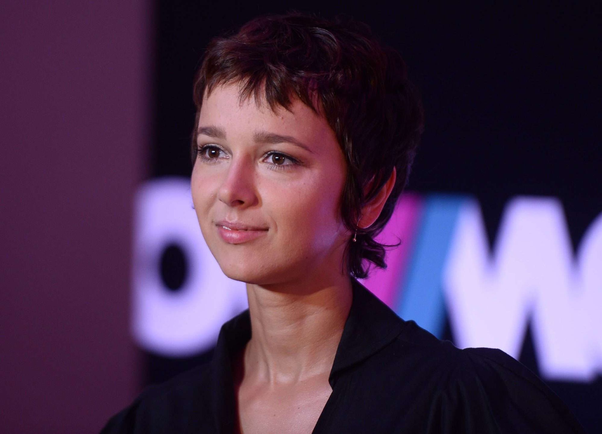 Szczupła Monika Brodka w nowej fryzurze
