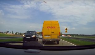 Przekazanie przesyłki na środku drogi. Kurier DHL zaskoczył kierowców