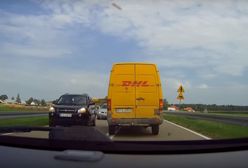 Przekazanie przesyłki na środku drogi. Kurier DHL zaskoczył kierowców