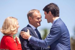 Donald Tusk z żoną na szczycie G7. Kolorowe sukienki pań i buziaki między panami
