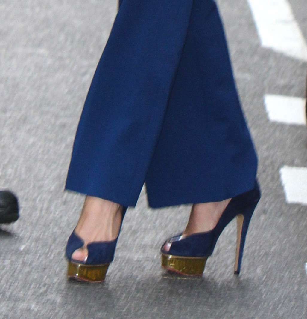 Wysokie szpilki peep-toe Jennifer Lopez