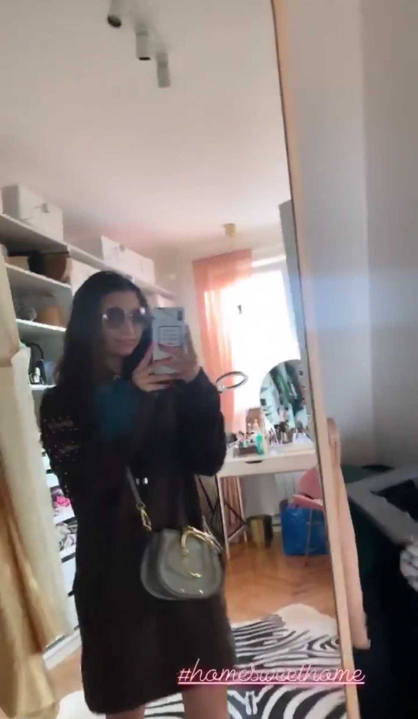 Julia Wieniawa ma garderobie duże lustro