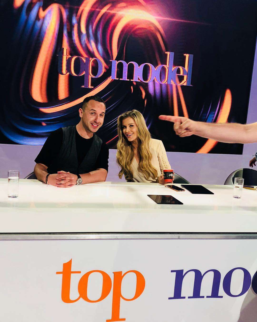 Ksiądz Paweł Krężołek i Joanna Krupa na planie Top Model