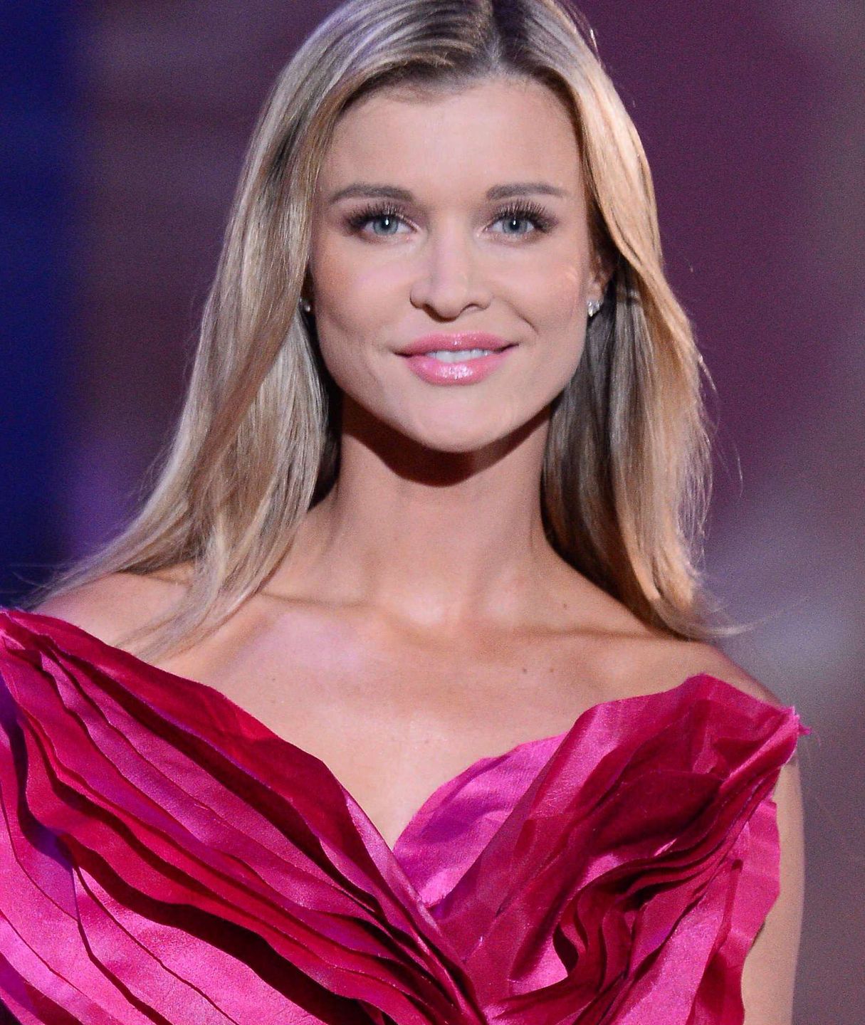 Joanna Krupa w różowej sukience na jesiennej ramówce TVN 2018