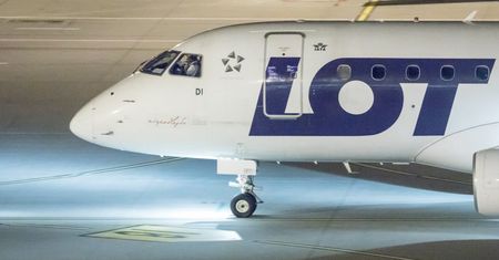 LOT reaguje na koronawirusa. Na razie mniej połączeń