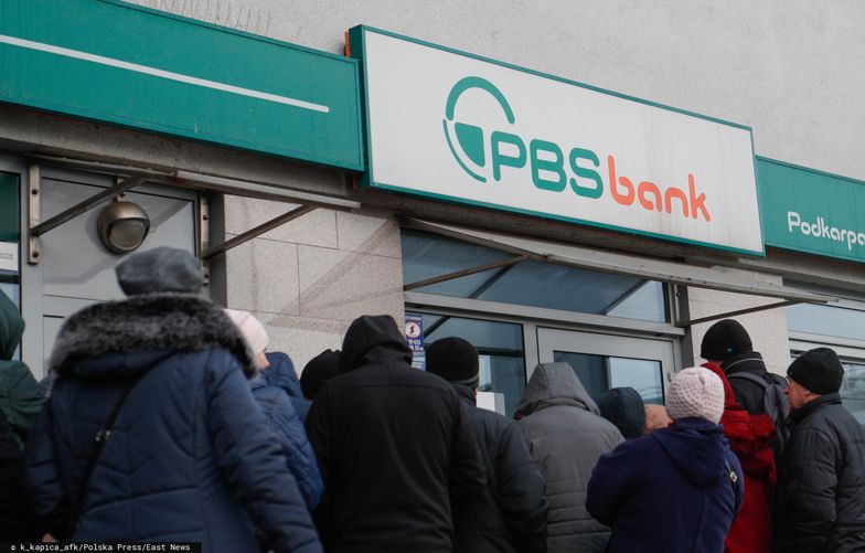 Problemy banku PBS sprawiły, że pod placówkami zbierały się kolejki klientów.