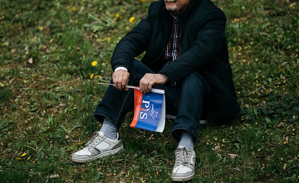 Zwolennik PiSu na spotkaniu wyborczym. 