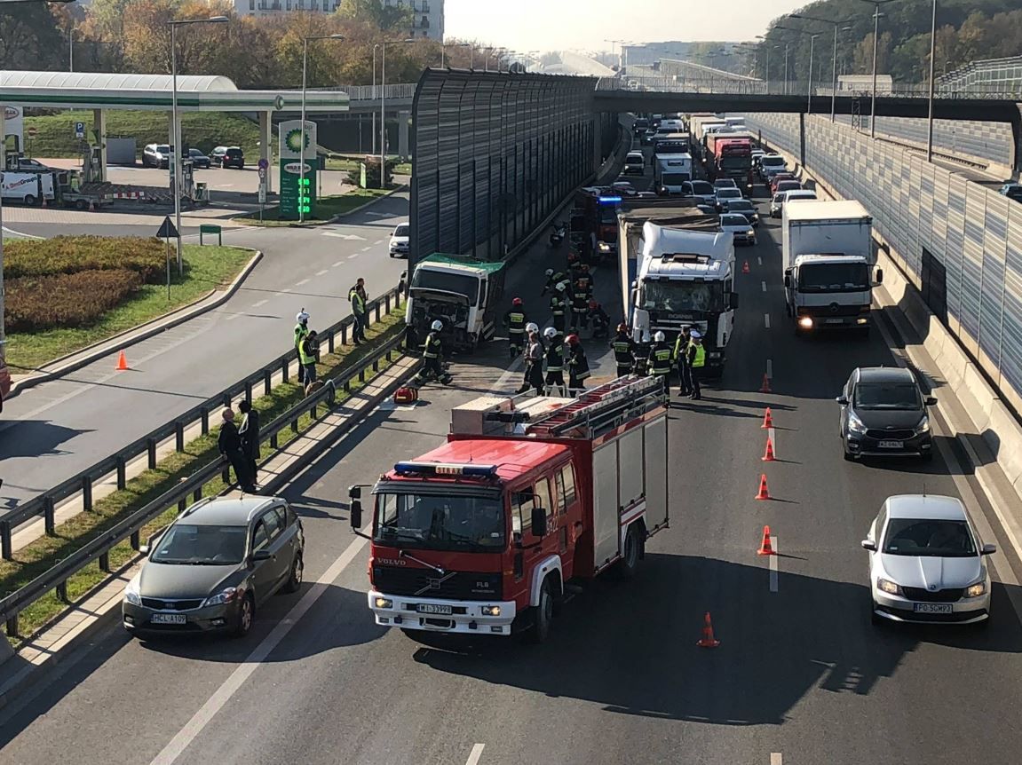 S8: ogromne utrudnienia na wysokości Marymontu. Kolizja dwóch ciężarówek i osobówki