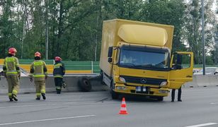 Warszawa. Wypadek na S8. Ciężarówka uderzyła w barierkę