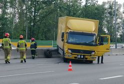 Warszawa. Wypadek na S8. Ciężarówka uderzyła w barierkę