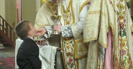 "Na kolana i do ust". Lawina krytyki po wpisie księdza