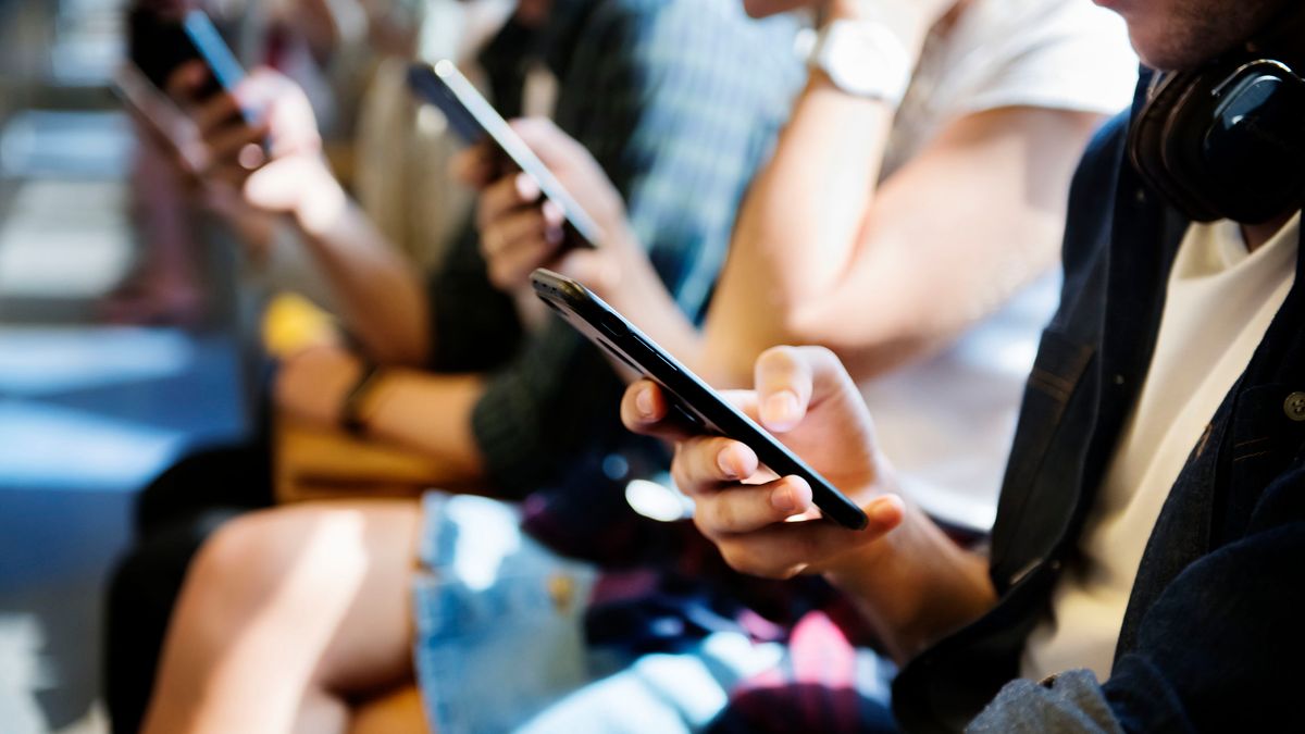 Przestępcy podszywają się pod instytucje skarbowe wysyłając fałszywe SMS-y.