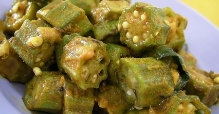Gotowana mrożona okra (róża chińska) z dodatkiem soli, odsączona