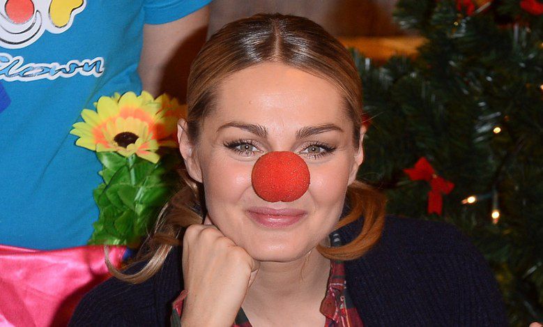 Małgorzata Socha przykleiła czerwony nos i wspiera chore dzieci