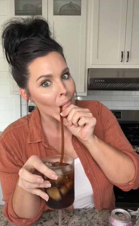 Testowanie smaku napoju na bazie octu stało się bardzo popularne