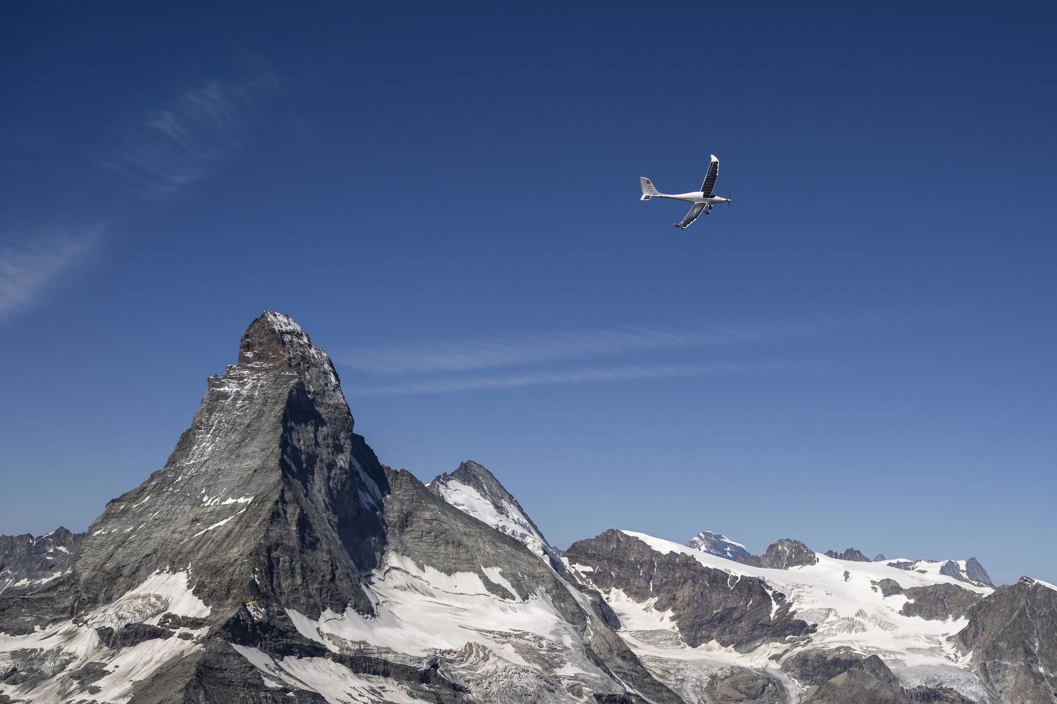 SolarStratos, a solar powered aircraft prototype, flown by Swiss adventurer Raphael Domjan flies by the iconic Matterhorn mountain during a scouting and test flight near the alpine village of Zermatt, Switzerland, 18 July 2025. The team will try to reach an altitude of 10,000m, a world premiere, before reaching for their ultimate goal: the stratosphere. EPA/MARTIAL TREZZINI Dostawca: PAP/EPA.