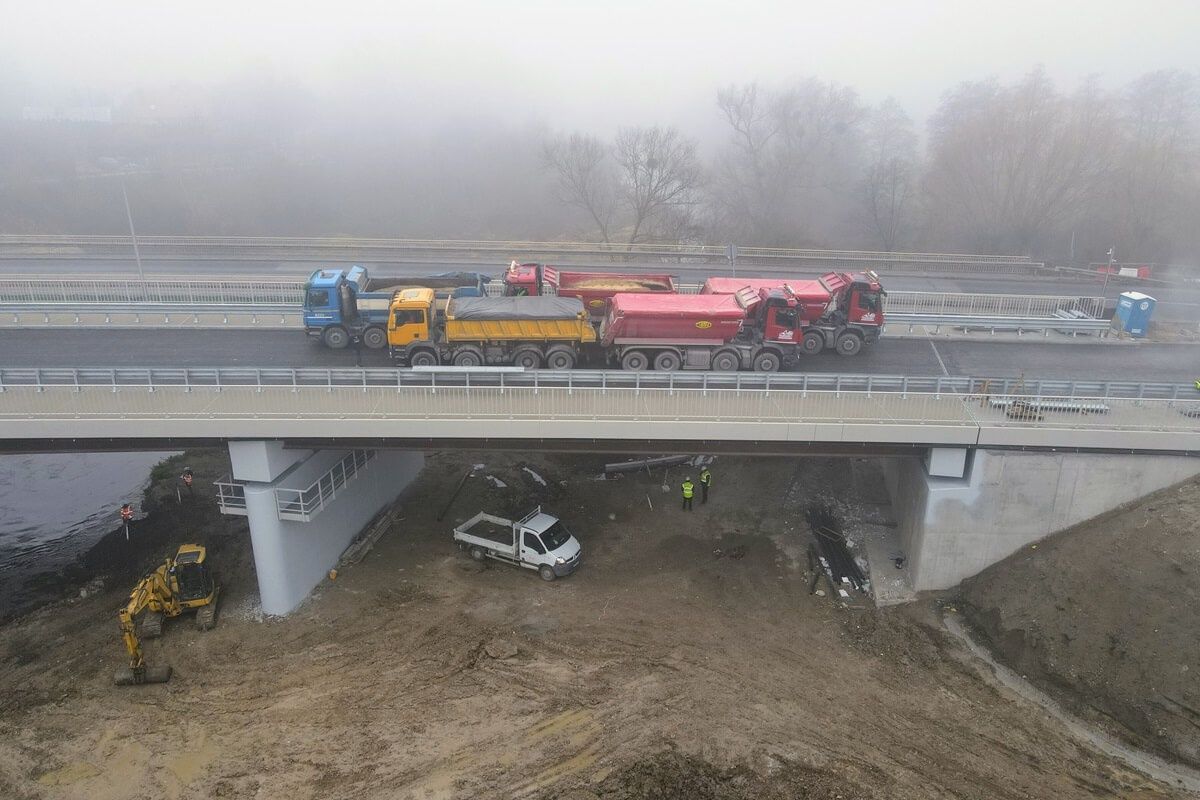 Próba obciążeniowa nowego mostu nad Wieprzem w Łęcznej