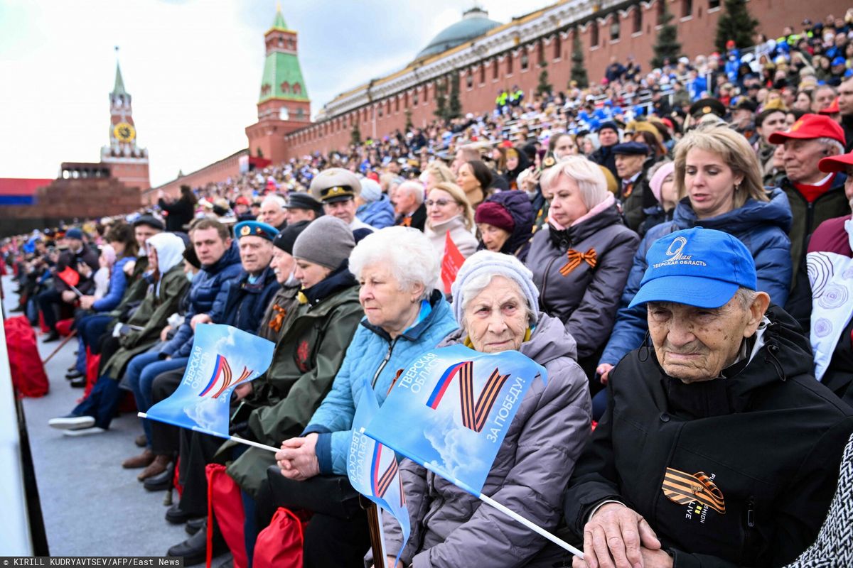Dzień Zwycięstwa w Moskwie. Tym razem weterani trzymają flagi z symbolem poparcia wojny z literą Z 