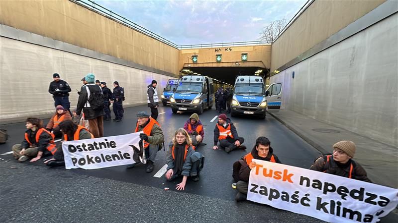 aktywiści, klimat, wisłostrada, protest, blokada, zmiany klimatu Protest Ostatniego Pokolenia w Warszawie. Zablokowali Wisłostradę