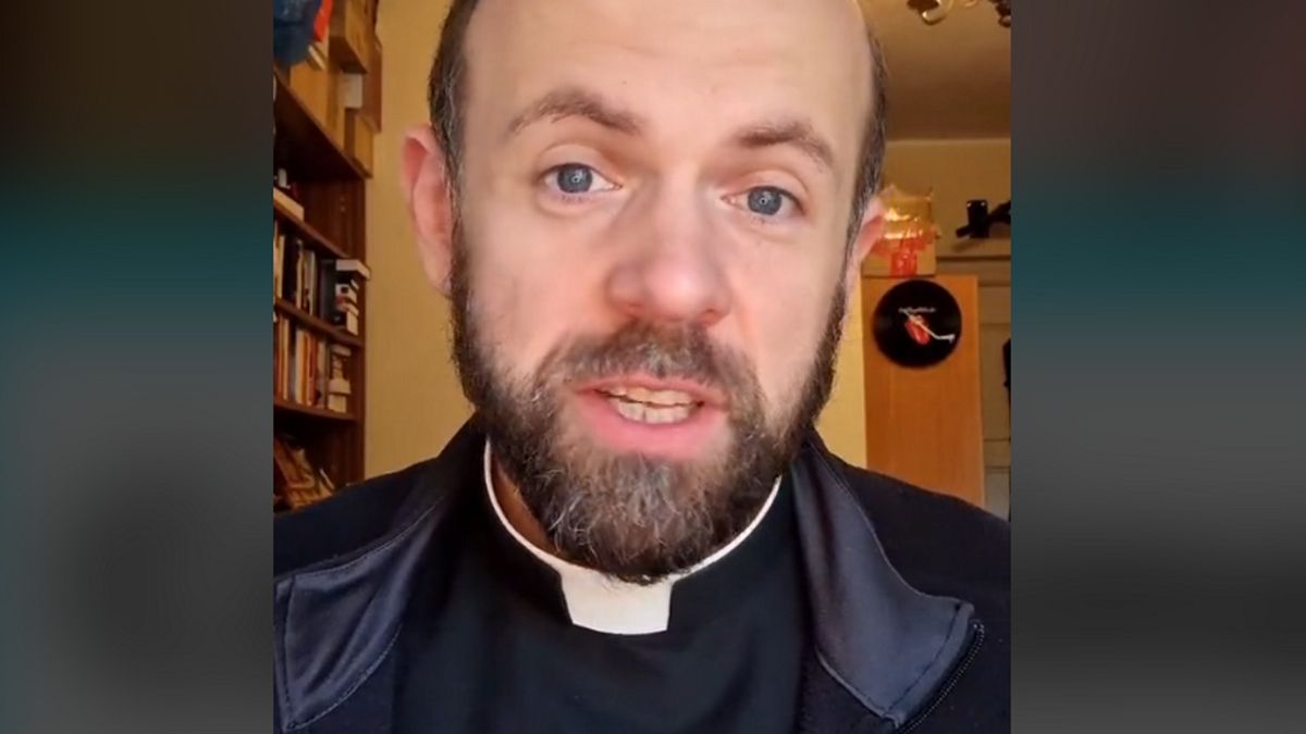 Jezuita o. Paweł Kowalski jest bardzo popularny na platformie TikTok. 