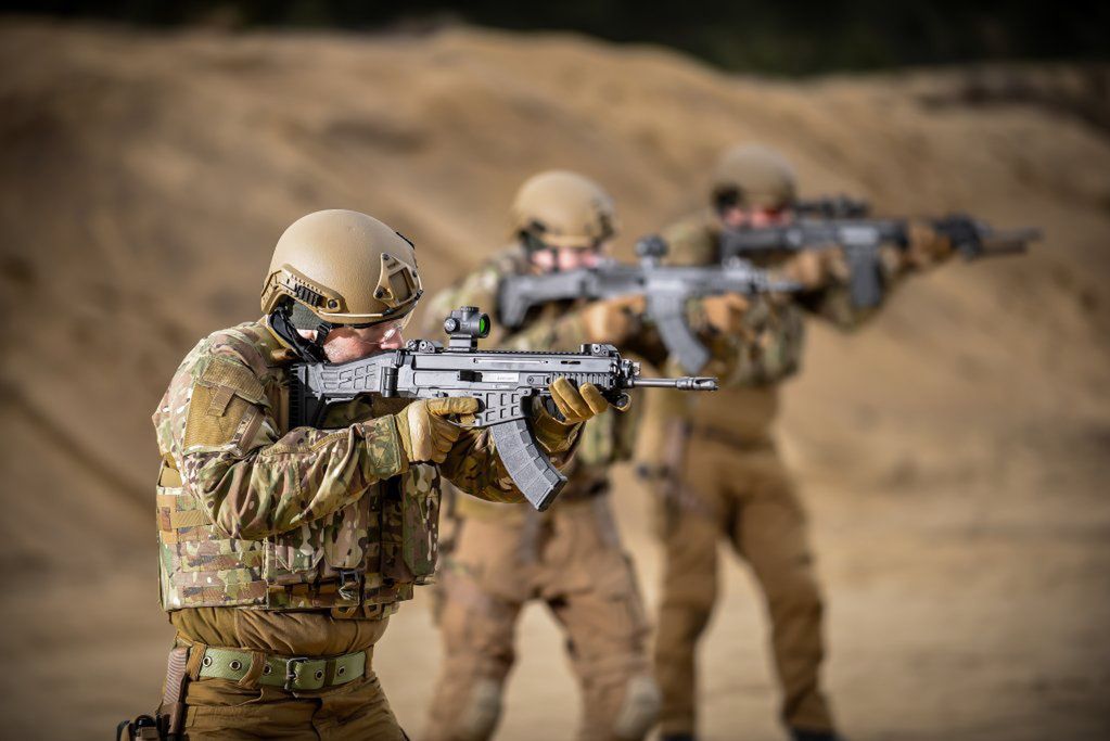 Żołnierze z karabinkami CZ-806 BREN-2.