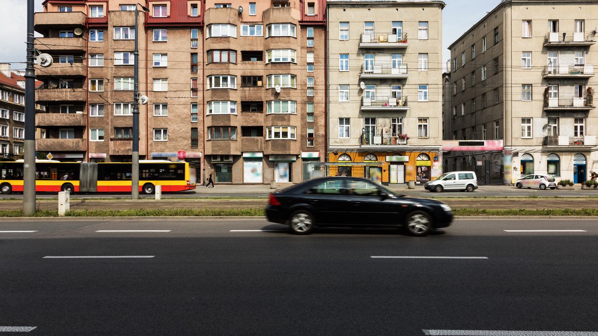 Polacy kupują coraz starsze auta. Na rynku brakuje nowych
