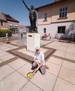 Usmażył jajecznicę na płycie Rynku. 19-latek z Krzeszowic pokazuje, jak beton zmienia miasto w piekarnik
