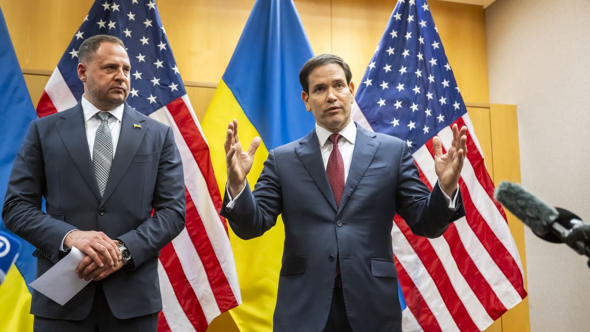 US, Ukraine officials to meet over peace plan in Geneva
epa12544604 Head of the Office of the President of Ukraine Andriy Yermak (L), and US Secretary of State Marco Rubio (R), talk to the press as their consultations continue on the Trump peace plan at the US Mission in Geneva, Switzerland, 23 November 2025. US and Ukraine officials are expected to meet in Geneva on 23 November to discuss the US president's peace plan aimed at ending the war with Russia.  EPA/MARTIAL TREZZINI 
Dostawca: PAP/EPA.
MARTIAL TREZZINI
diplomacy, ukraine-russia