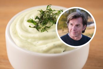 Najlepszy do zapiekanek. Zamiast sięgać po gotowe sosy, zrób majonez szczypiorkowy od Karola Okrasy