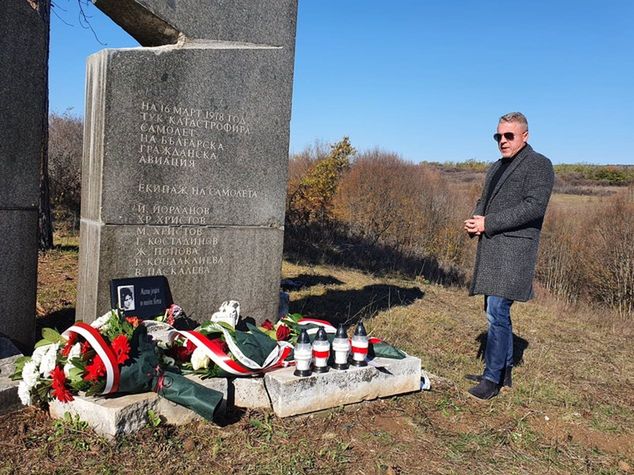 Na zdjęciu: Piotr Sławski, stracił w katastrofie mamę. Odwiedził Bułgarię ze swoim bratem Rafałem.