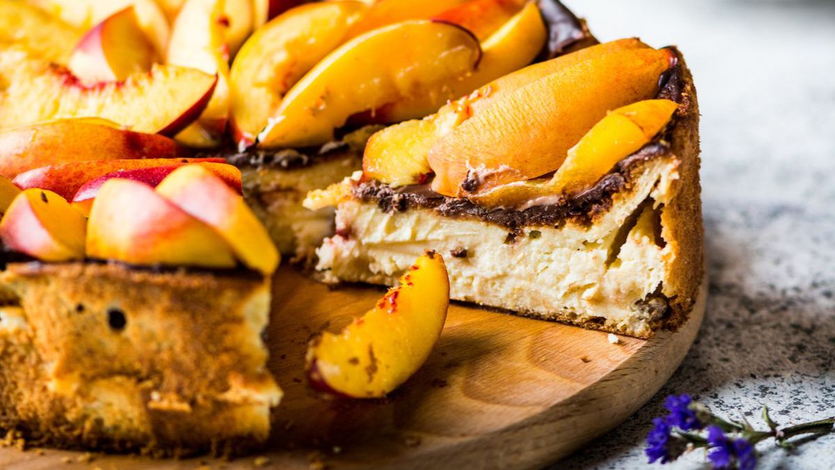 Sernik z brzoskwiniami na serku skyr - Pyszności