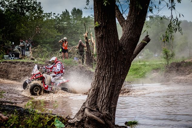 Rafał Sonik na prologu musiał pokonać głęboką rzekę / materiały prasowe