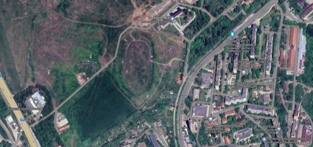 Zdjęcie satelitarne stadionu w Łoweczy na google maps nie jest zbyt aktualne.  