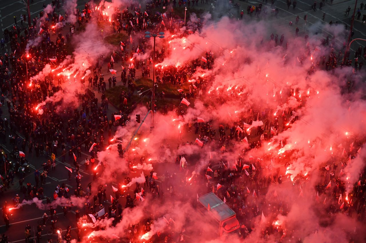 Warszawa, 11.11.2020. Uczestnicy Marszu Niepodległości na Rondzie Dmowskiego w Warszawie, 11 bm. Tegoroczny Marsz Niepodległości odbywa się pod hasłem "Nasza cywilizacja, nasze zasady". Ze względu na sytuację epidemicznš manifestacja miała odbywać się w formie "rajdu", ale uczestniczš w niej także piesi. (mr) PAP/Radek Pietruszka