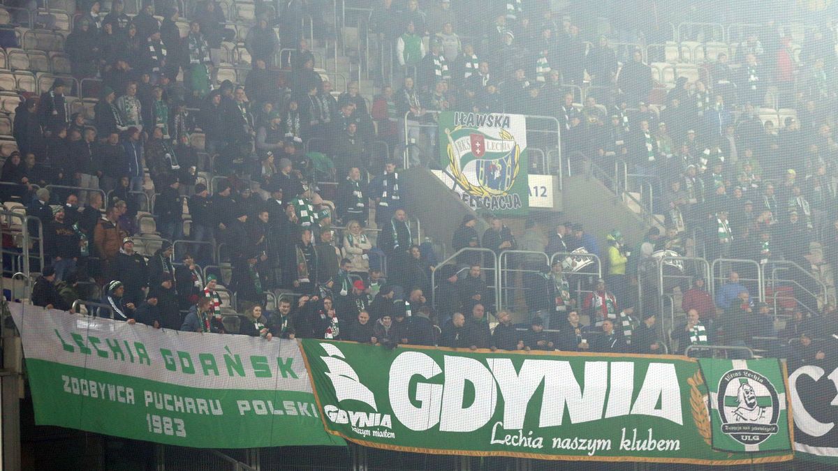 Newspix / BICE LECHIA FOT. MICHAL CHWIEDUK / FOKUSMEDIA.COM.PL / Na zdjęciu: Kibice Lechii Gdańsk