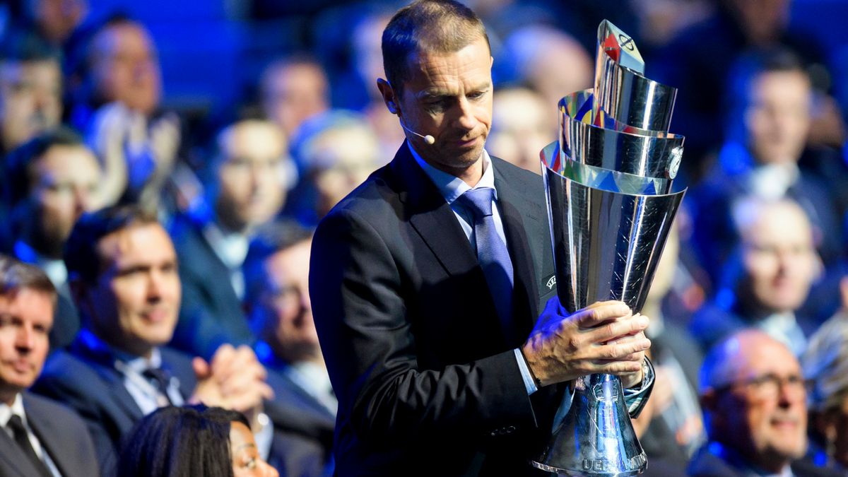 Aleksander Ceferin, prezydent UEFA, z trofeum za wygranie Ligi Narodów