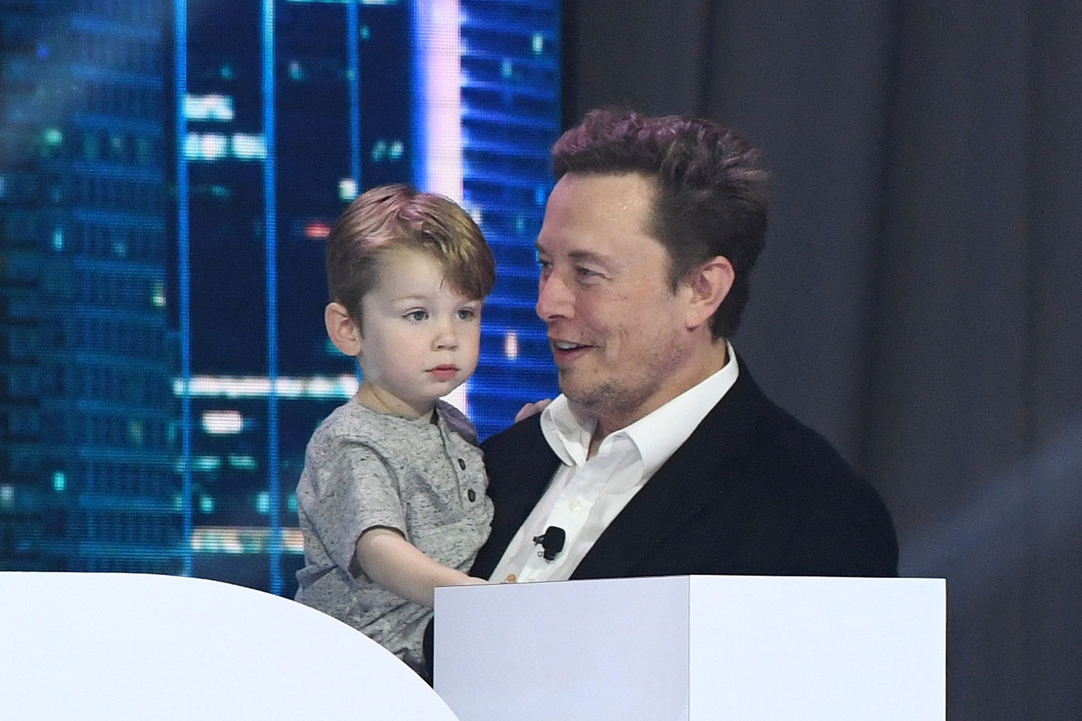 Elon Musk i mały X AE A-XII dokazują razem na konferencji