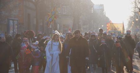 Rodzinnie i radośnie. Orszak Trzech Króli przeszedł przez centrum Włocławka