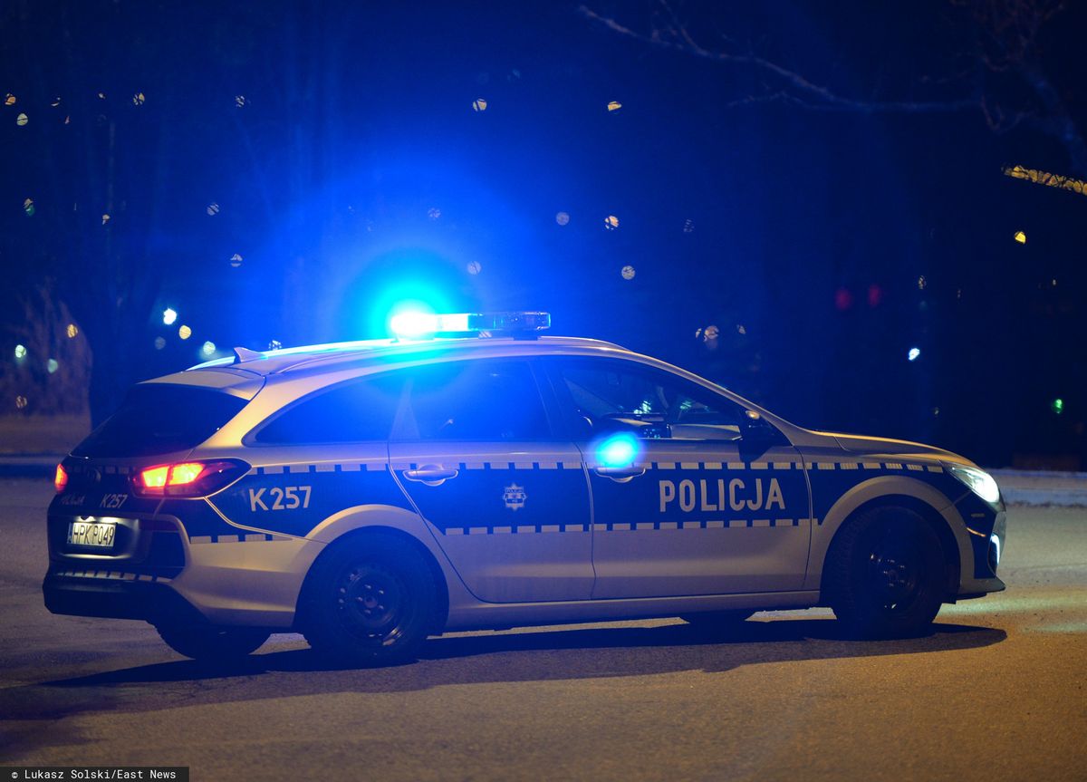 Koronawirus w Polsce. Policjanci w strojach ochronnych zatrzymali samochód