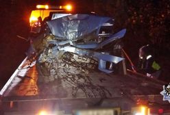 Przód auta został zmielony. 20-latek zatrzymał się na drzewie