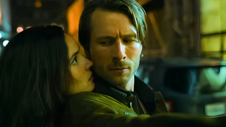 Adria Arjona i Glen Powell w "Hit Manie"