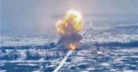 Wielka kula ognia pod Ługańskiem. Rosyjski T-90 zrównany z ziemią